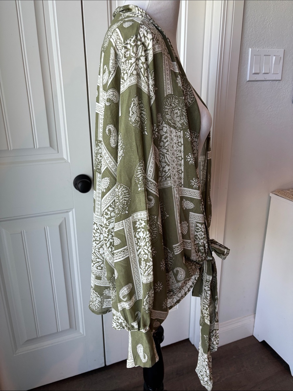 NWT Olive Green Paisley Tie-Front Kimono Jacket - Picture 3 of 7